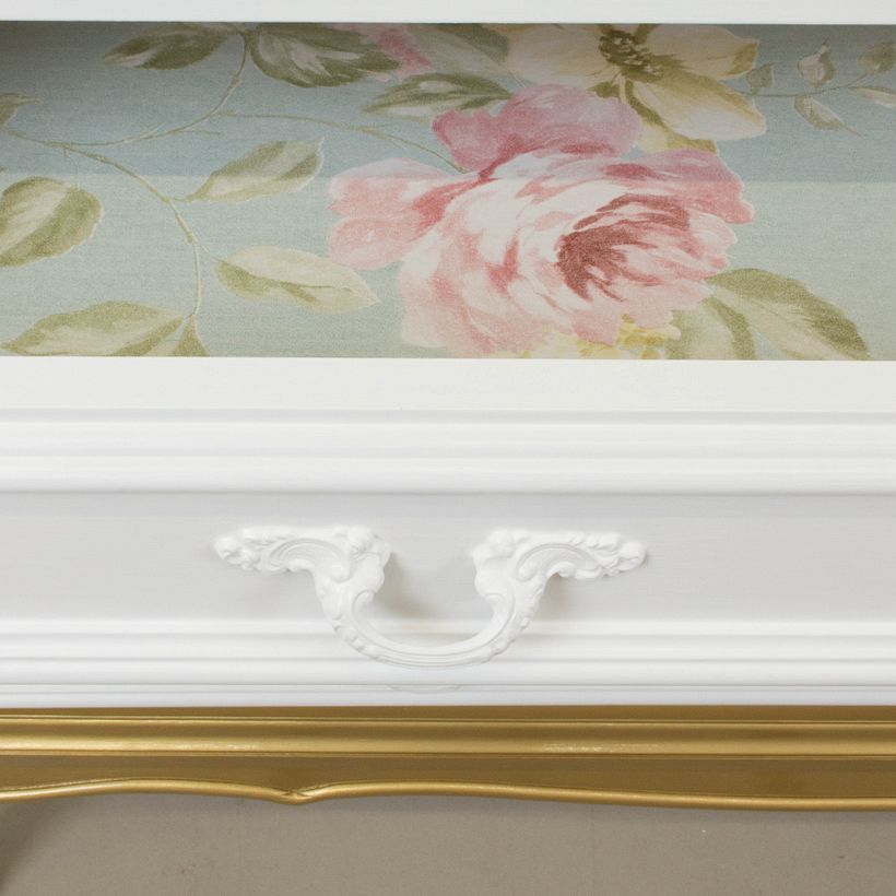 Detalle del interior de los cajones, empapelados con papel floral