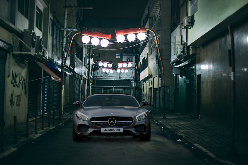 Mercedes AMG en calle nocturna urbana - Fotografía