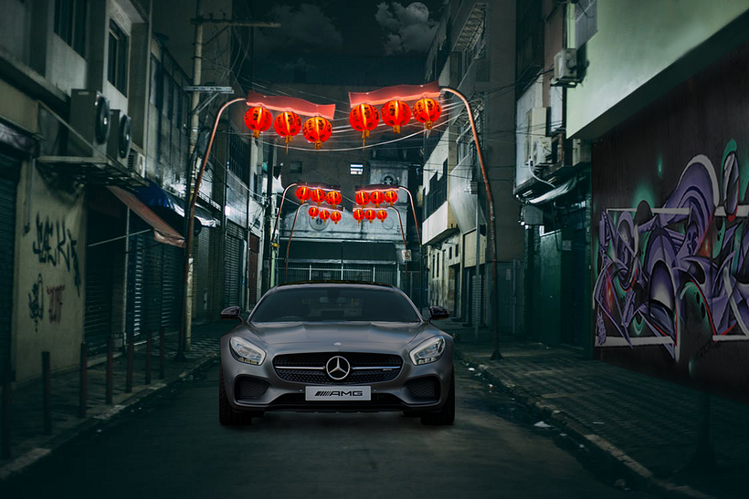 Mercedes AMG en calle nocturna urbana - Fotografía