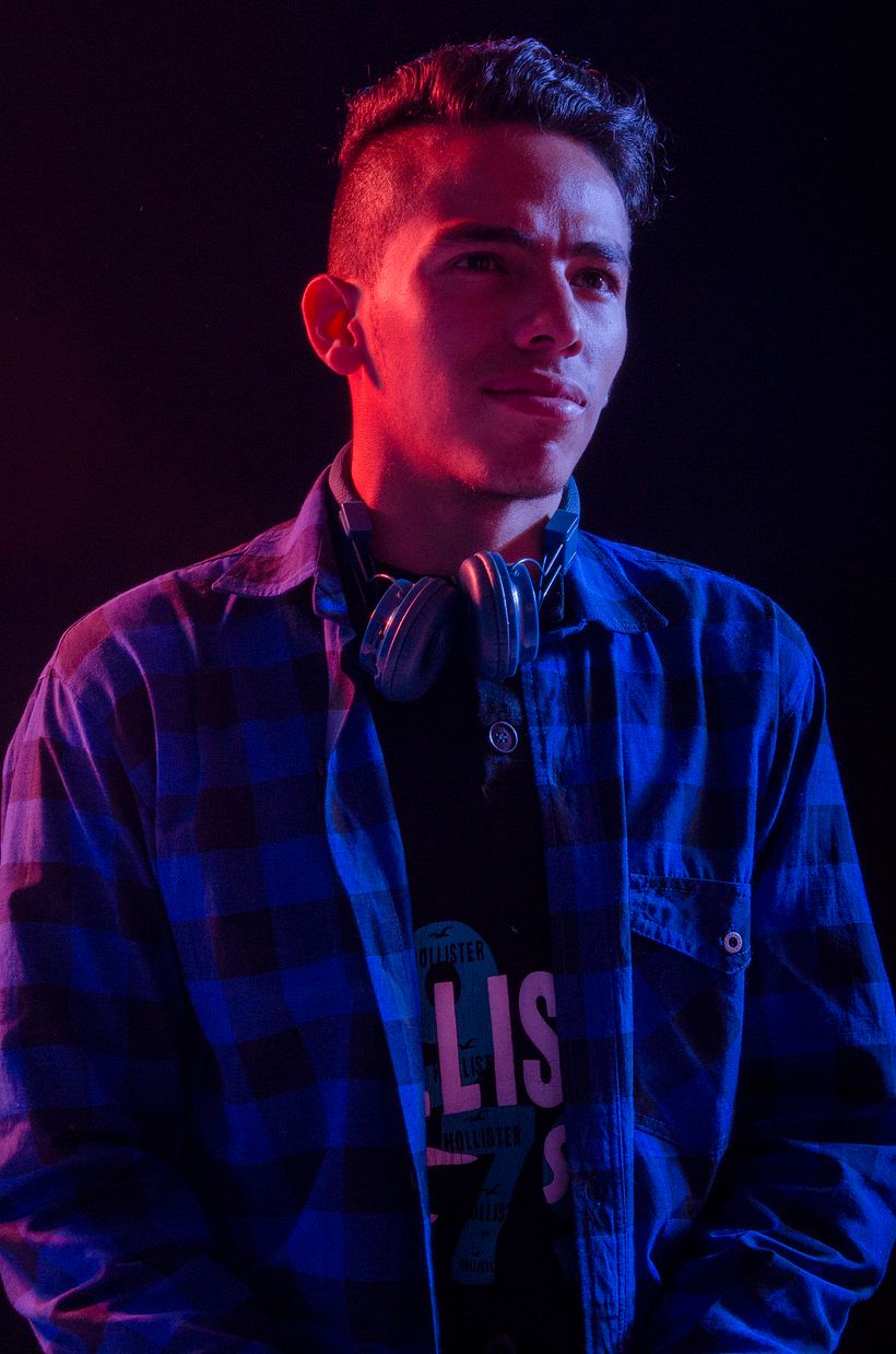 Modelo en rojo y azul 0