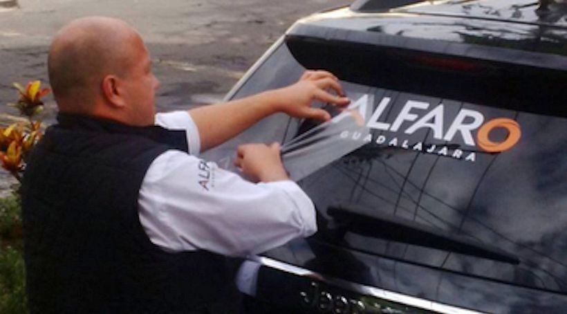 Como se le llama al material para las calcas para carro como la de los politicos  2