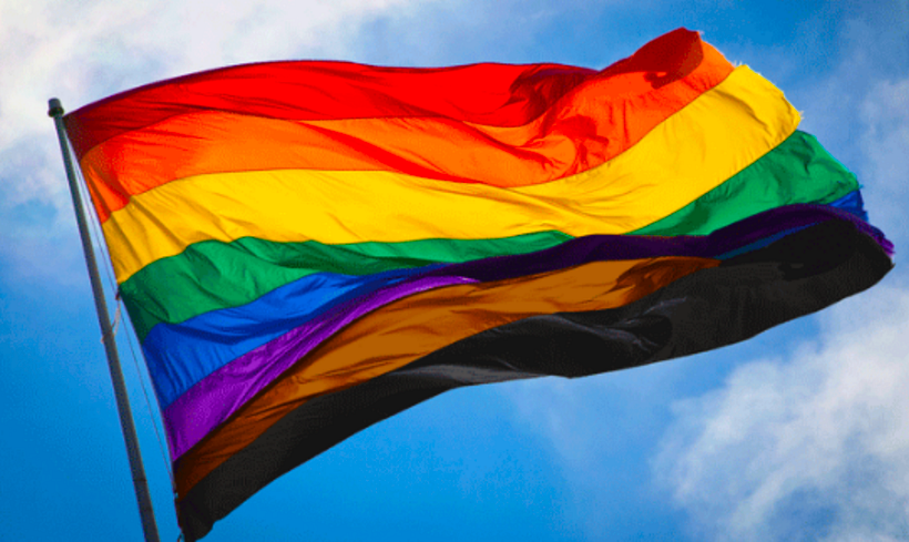 La bandera arcoíris es símbolo de inclusión y esperanza para la comunidad LGBTQIA+.