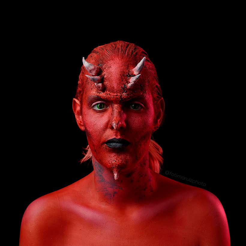 Una misma modelo transformada en varios personajes a través del maquillaje 6