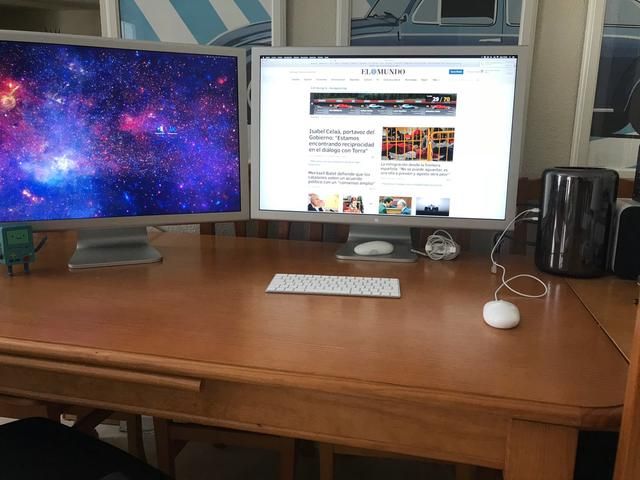 Mac Pro 2013 12 core + 2 Apple Cinema Display 30" + extras 1