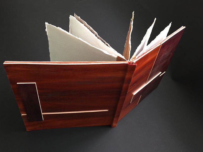 Libro de arena con hoja roja - Diseño