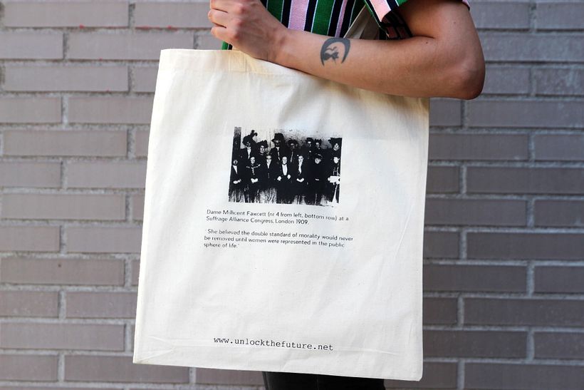 Estampación Tote Bags para el proyecto feminista www.unlockthefuture.net 0