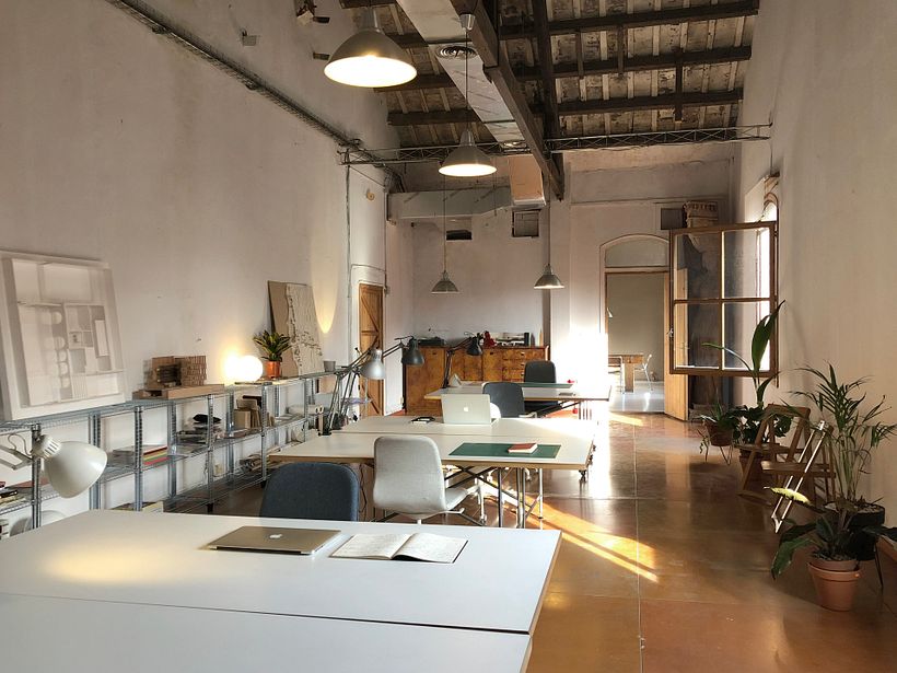 Mesas libres en nuestro estudio compartido del Poblenou! 1