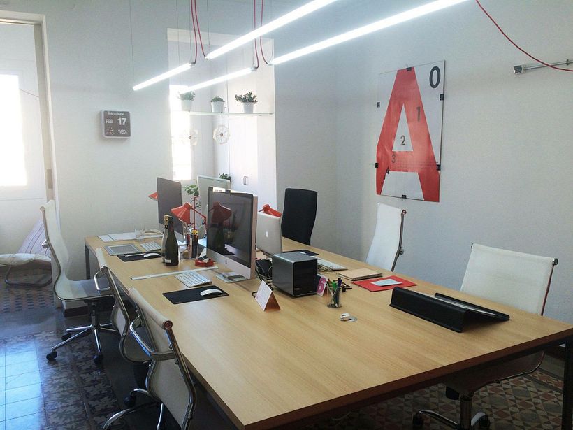 Mesa libre en estudio de creativos en Barcelona 1