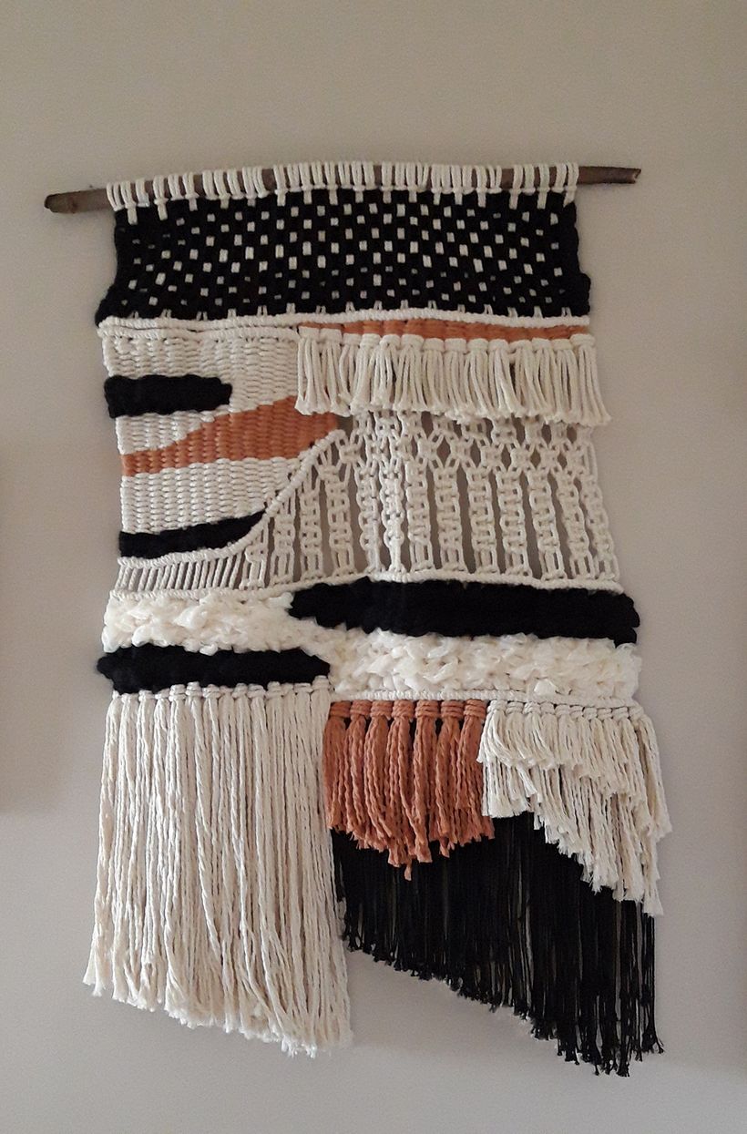 Tapiz decorativo Crudo y Negro con toque de color. 1