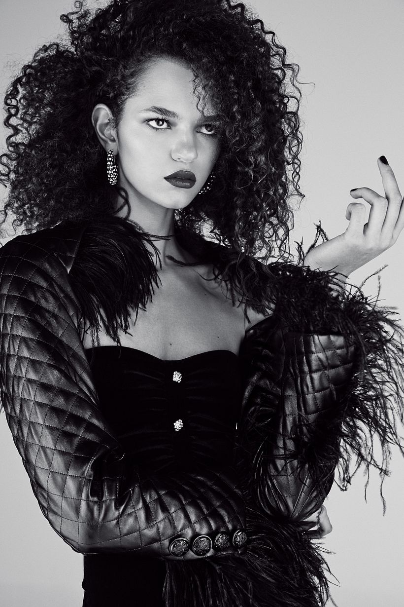 Mirada velada en blanco y negro - Fotografía de moda