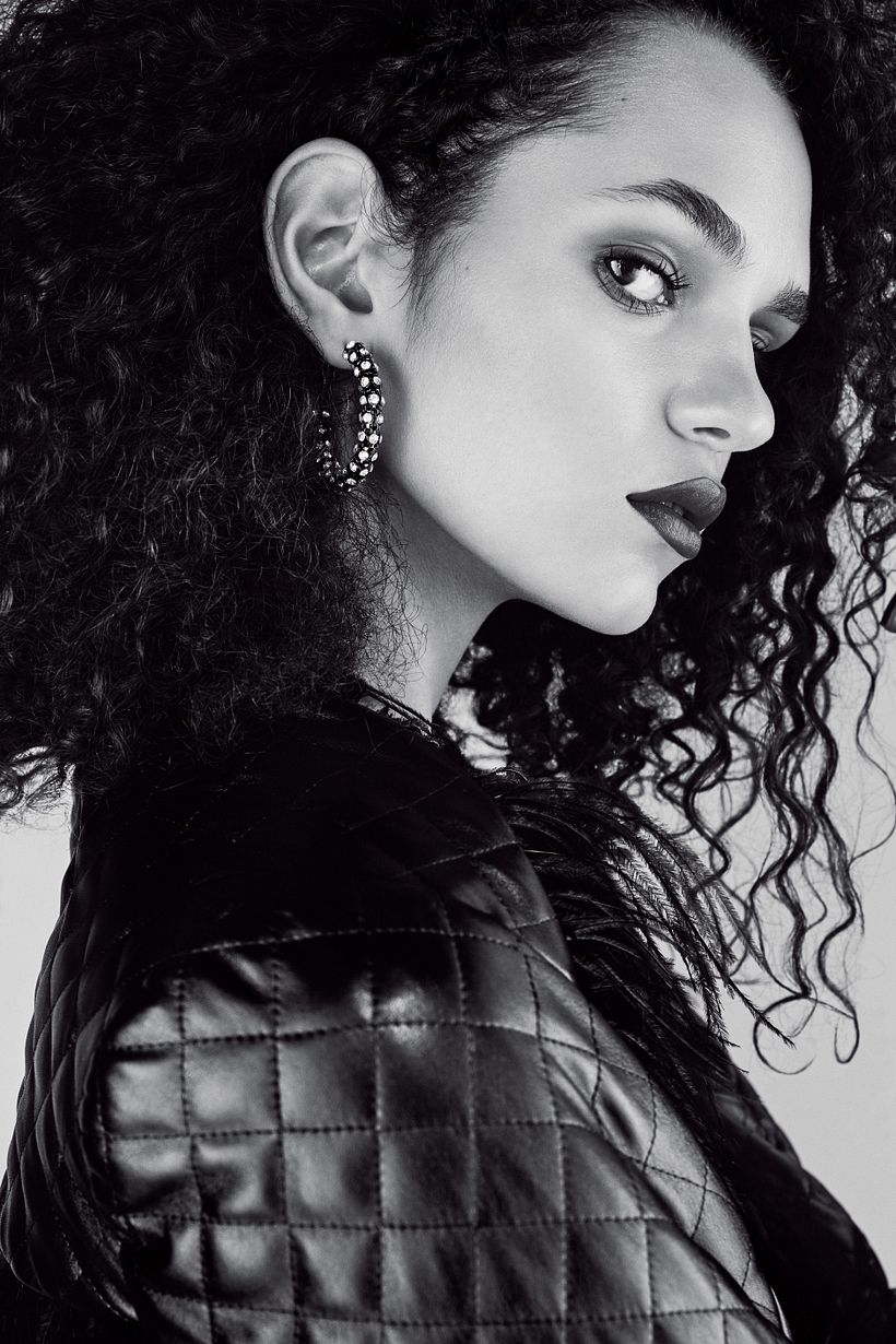 Mirada velada en blanco y negro - Fotografía de moda