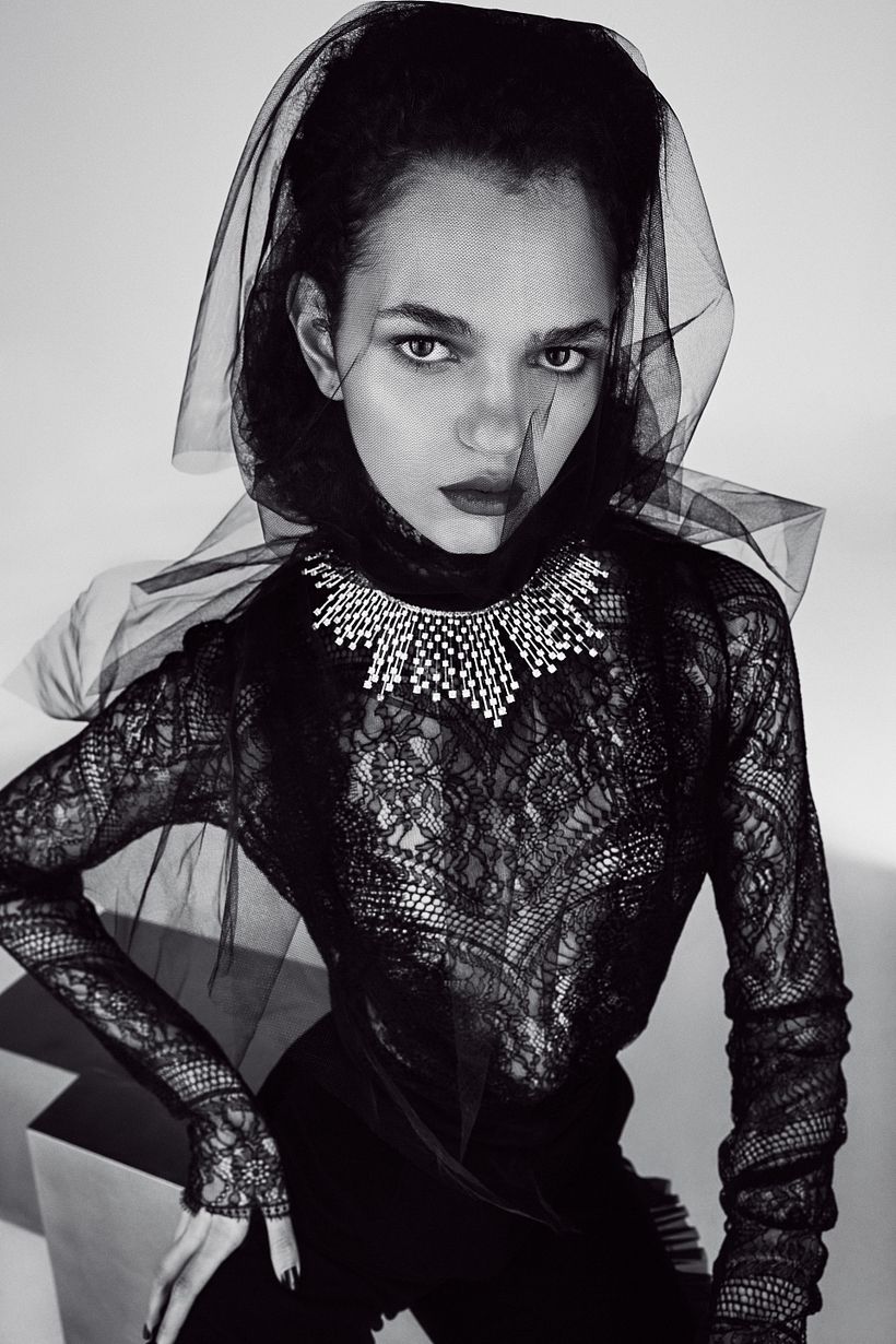 Mirada velada en blanco y negro - Fotografía de moda