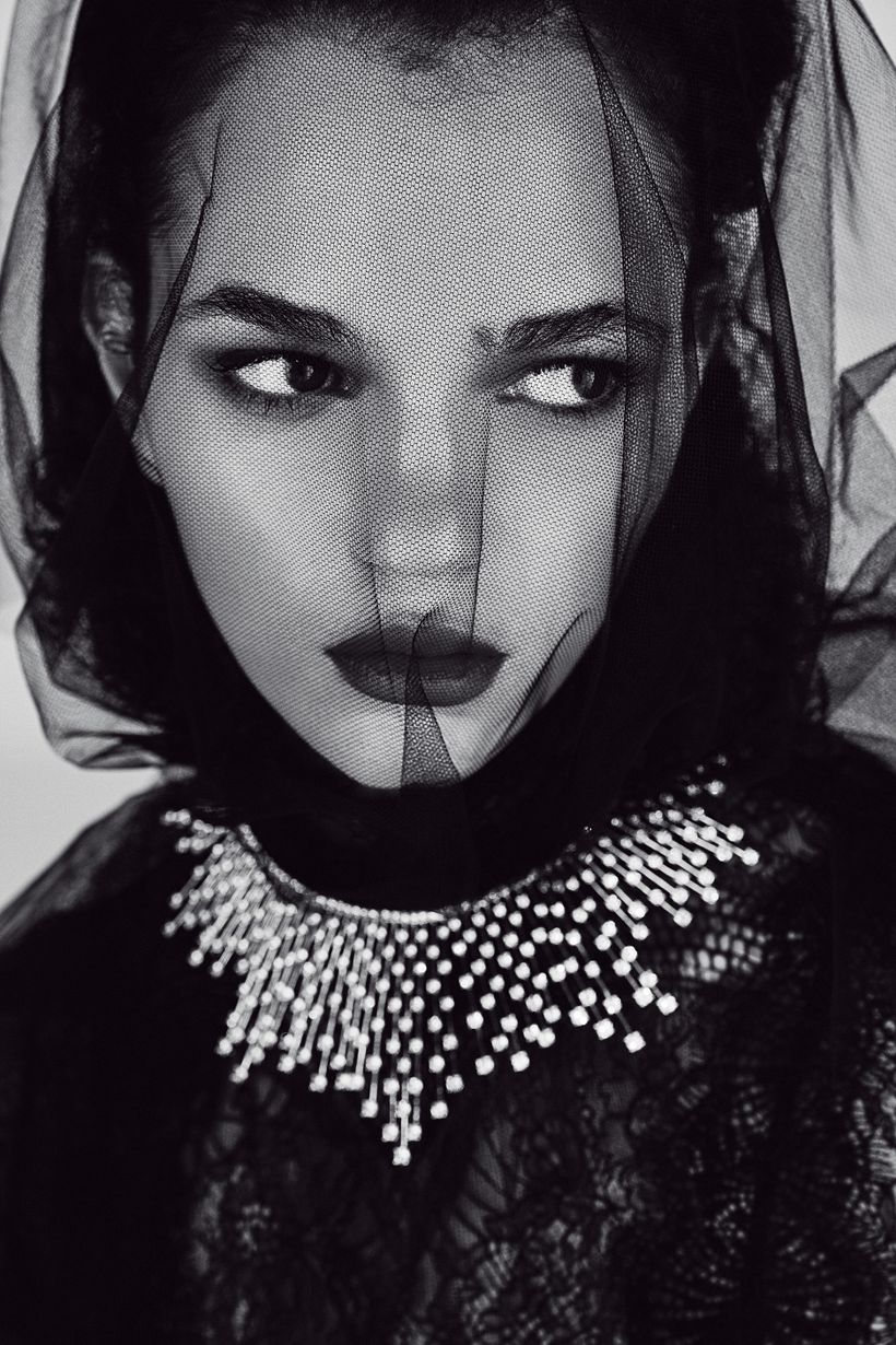 Mirada velada en blanco y negro - Fotografía de moda