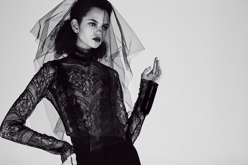 Mirada velada en blanco y negro - Fotografía de moda