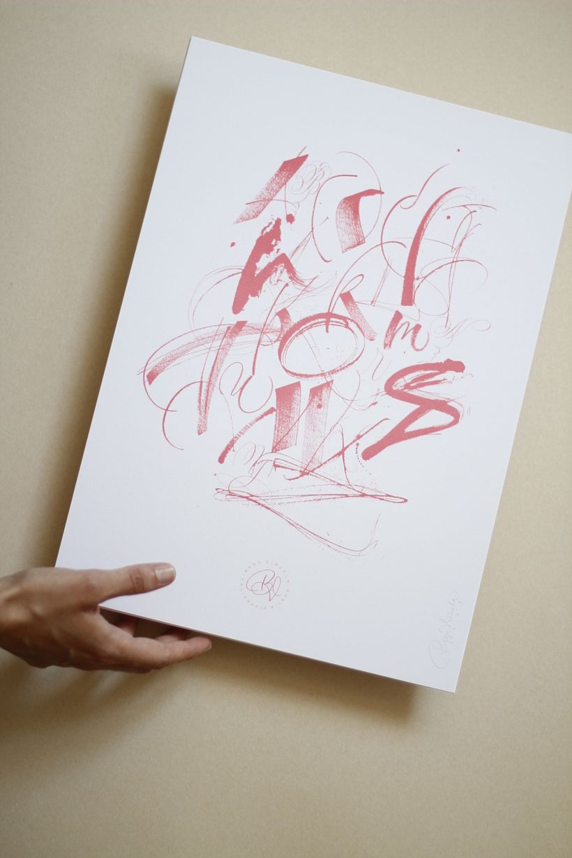 Lámina de caligrafía hecha con numerosas herramientas: plumillas, tiralíneas, madera de balsa, gasas, pincel..