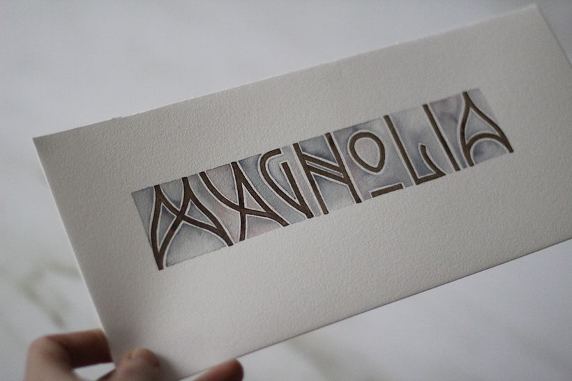 Lámina hecha con letra modernista. Plumillas y acuarela