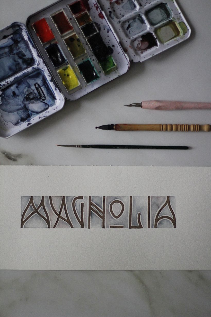 Lámina hecha con letra modernista. Plumillas y acuarela