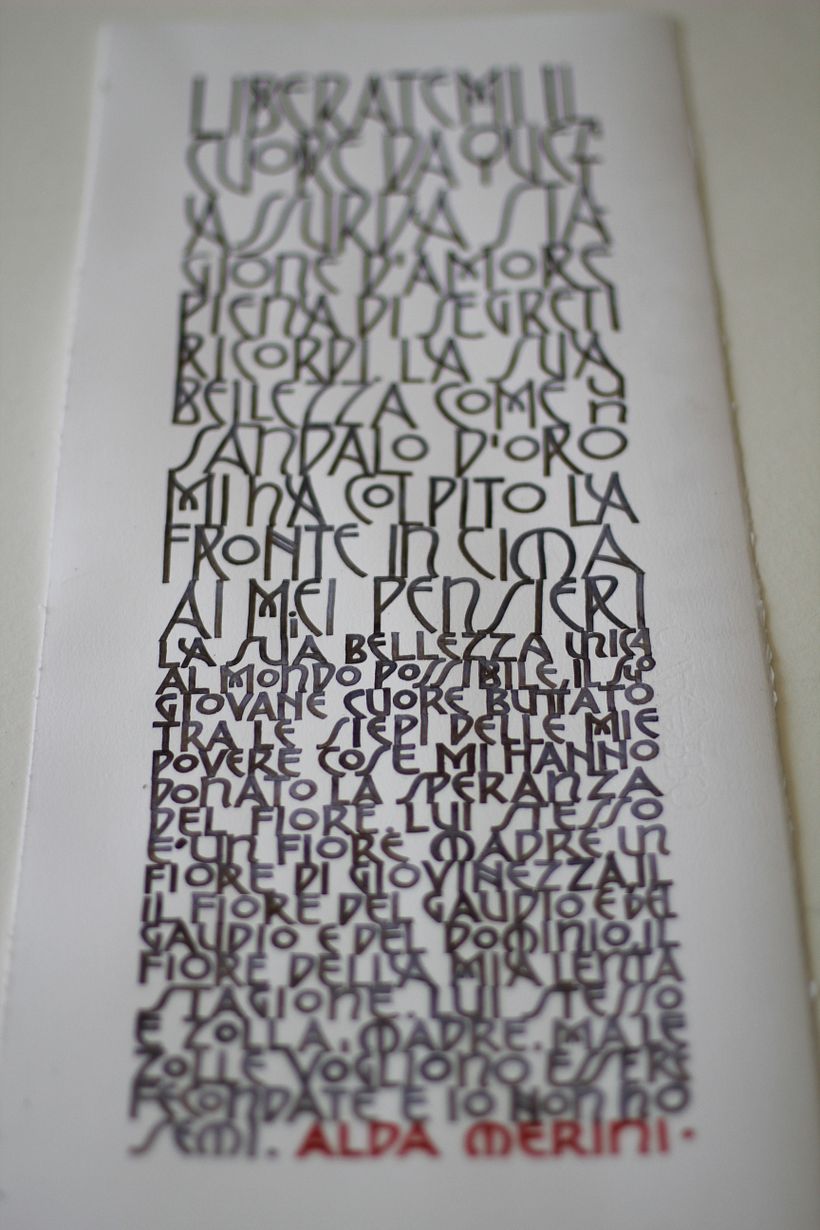 Lámina caligrafiada con letra modernista