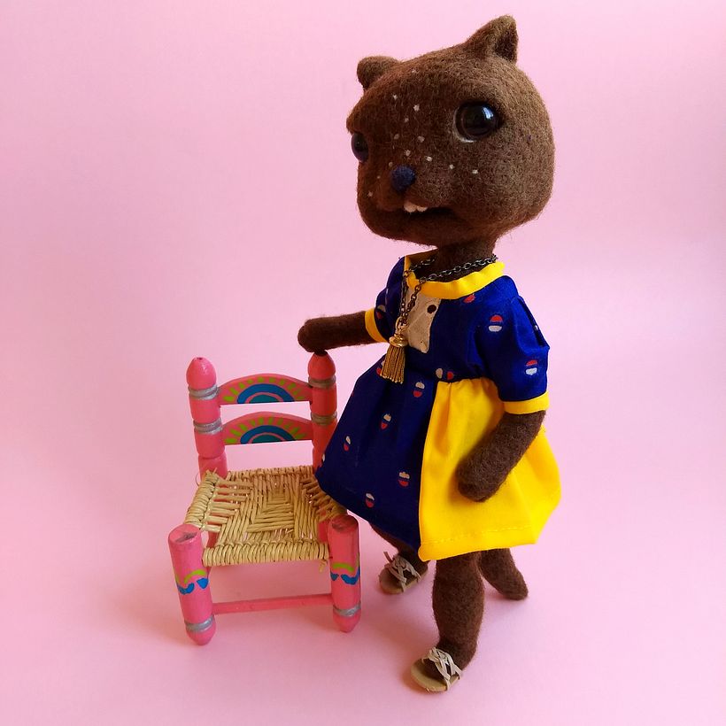 Nutria con Vestido