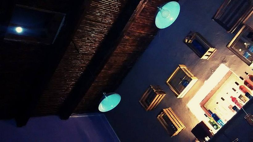 bar , casona 14 , techos de quincha y mobiliario reciclable