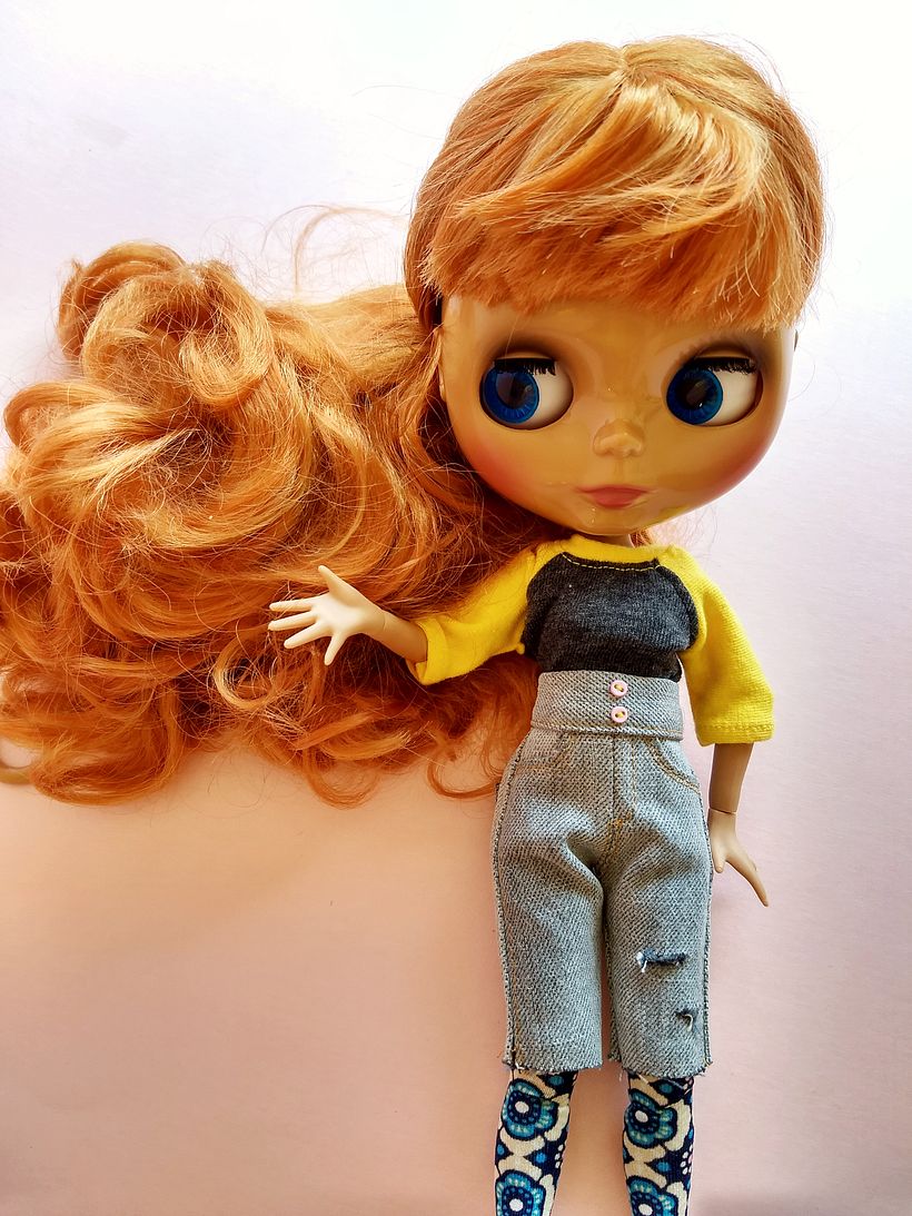 En este caso, usé la misma tela, pero lo hice más corto y le hice unos tajitos rockeros ;)