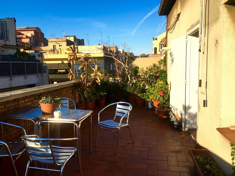 Ático/estudio compartido en Gràcia, Barcelona. **2 Mesas Libres** 3