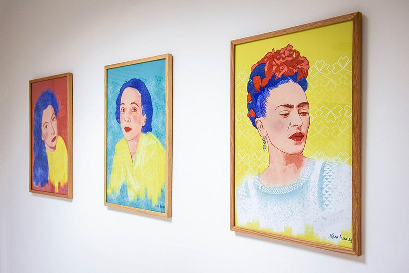 Mujeres brillantes de pelo azul 1