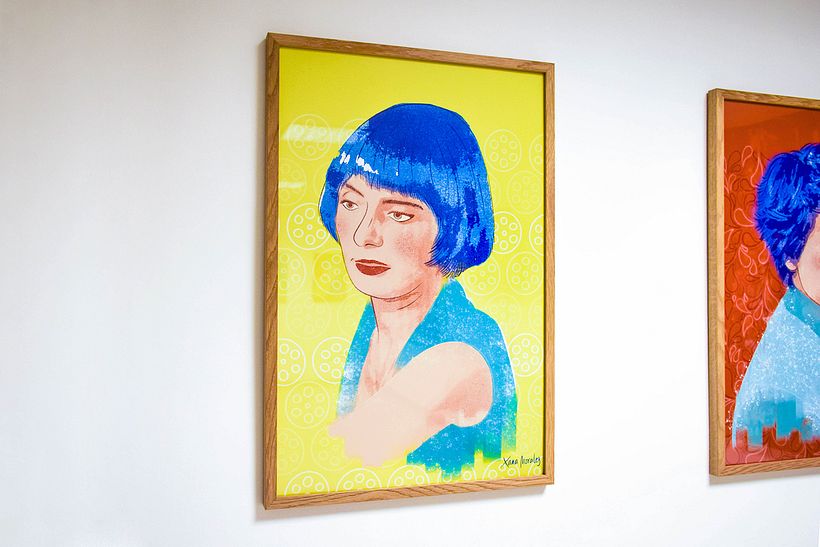 Mujeres brillantes de pelo azul 7