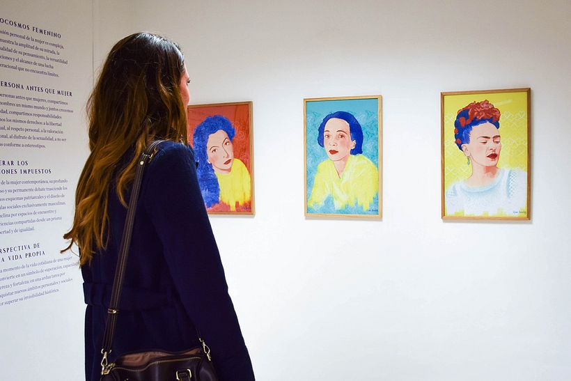 Mujeres brillantes de pelo azul 13