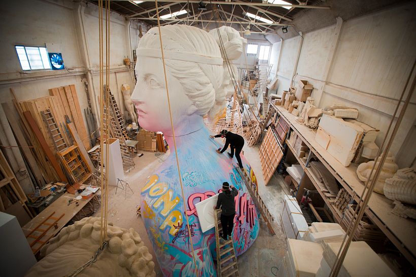 PichiAvo envuelven en grafiti la escultura clásica 9