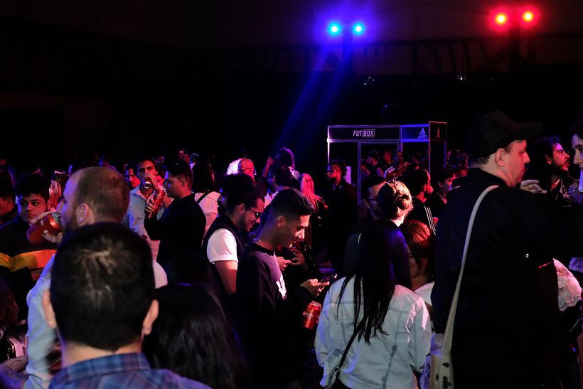 Asistentes disfrutando de la fiesta de clausura 