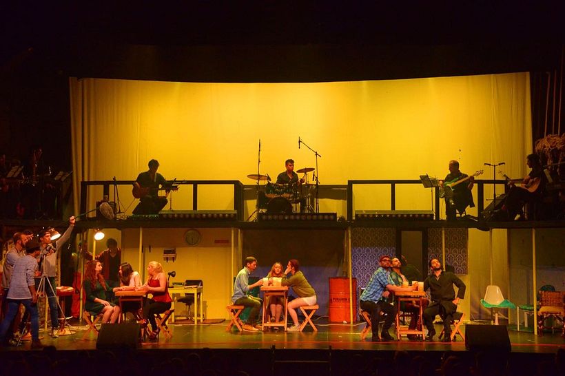 Dirección de arte y escenografía de musical "DEL CAOS AL CIELO" 1