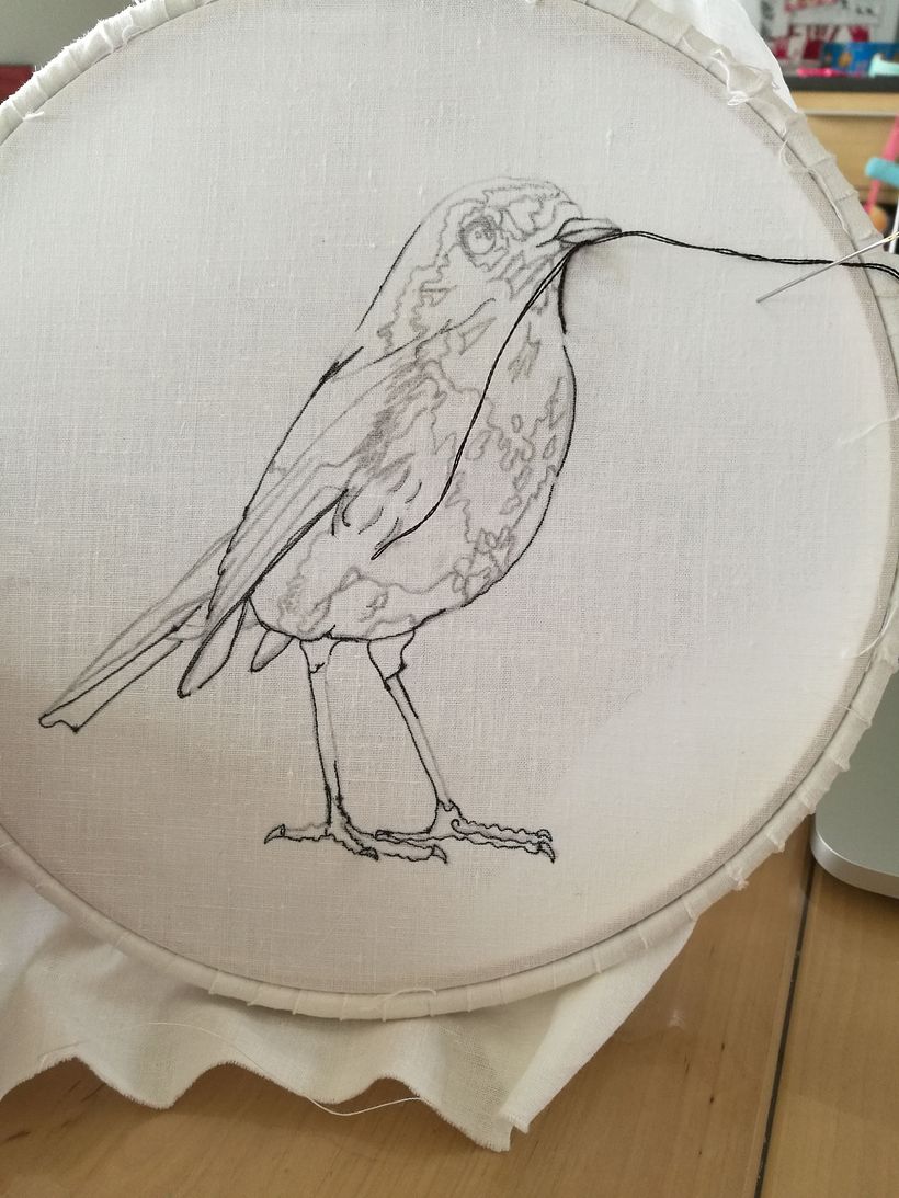 Mi Proyecto del curso: Pintar con hilo: técnicas de ilustración textil, Aquí esta mi petirrojo listo para volar -1