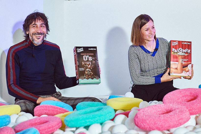 Eugenio Recuenco y Paloma Rincón dentro del bol de cereales de Domestika