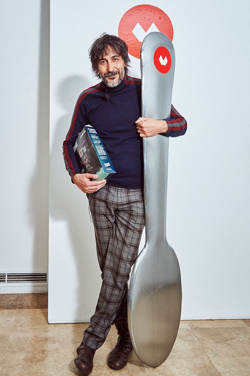 Eugenio Recuenco junto a la cucharilla gigante de Desayunos Domestika
