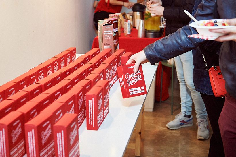 Cajas de cereales para los asistentes a los Desayunos Domestika