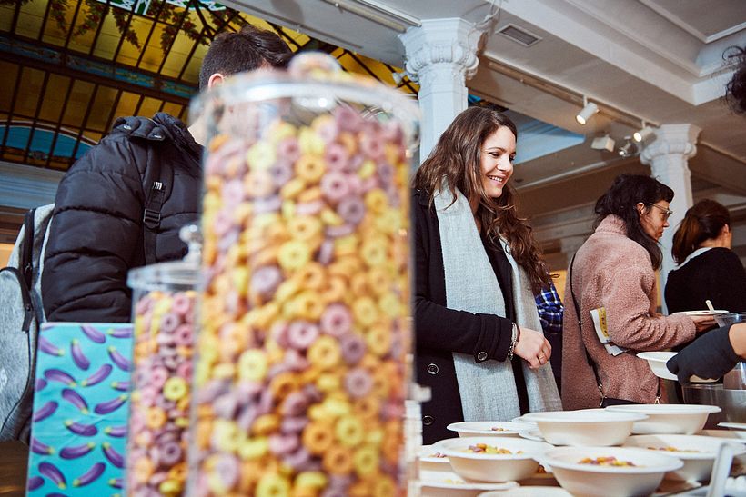 Asistentes disfrutando del desayuno a base de cereales, leche y zumo