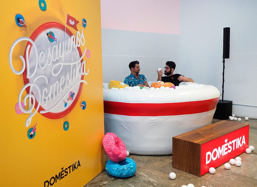 Alex Trochut y Ricardo González dentro del cuenco de cereales de Desayunos Domestika. Fotografía de Emilio Ocampo