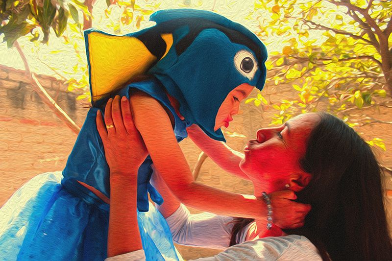 Niña con su madre a las afueras de un Kinder, después un festival de la primavera.