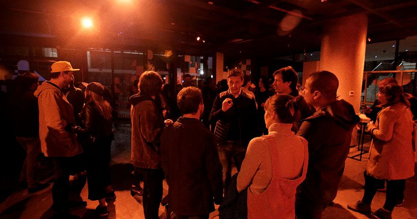 Parte del equipo Domestika, charlando en el evento