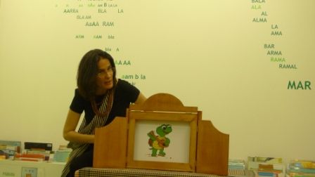 Esto es un Kamishibai, que combina las ilustraciones con la narración oral !