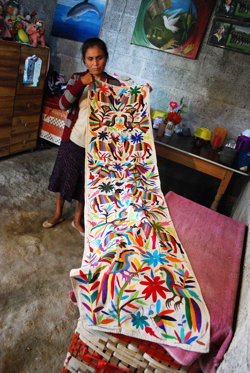 Pieza de bordado tradicional tenango de Elvira Clemente Gomez en su casa de Santa Monica, Tenango de Doria, Hidalgo
