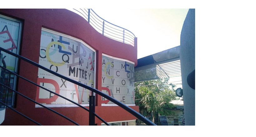 Aplicación de identidad visual en fachada