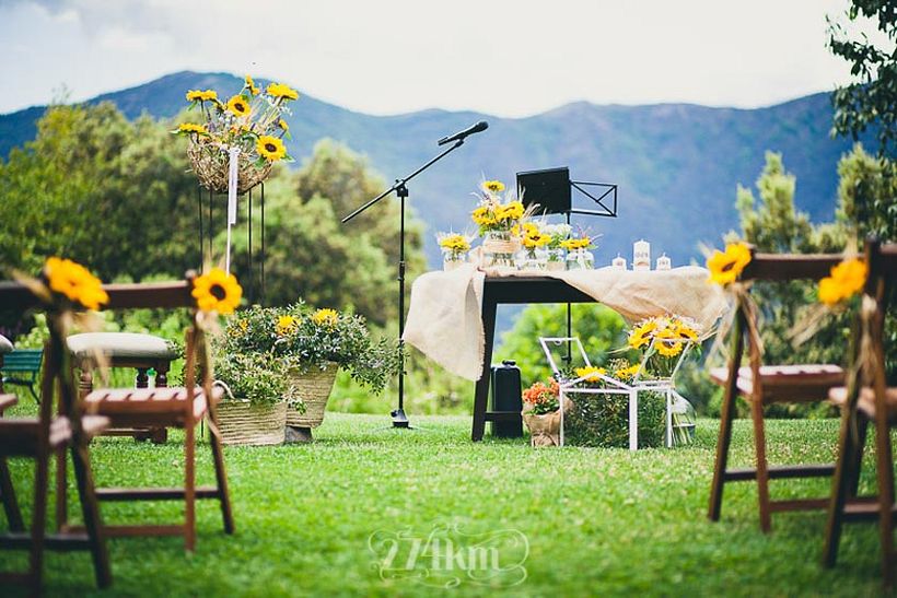 Quería hacer la papelería de una boda, donde el girasol y su colorido fueran el protagonista.