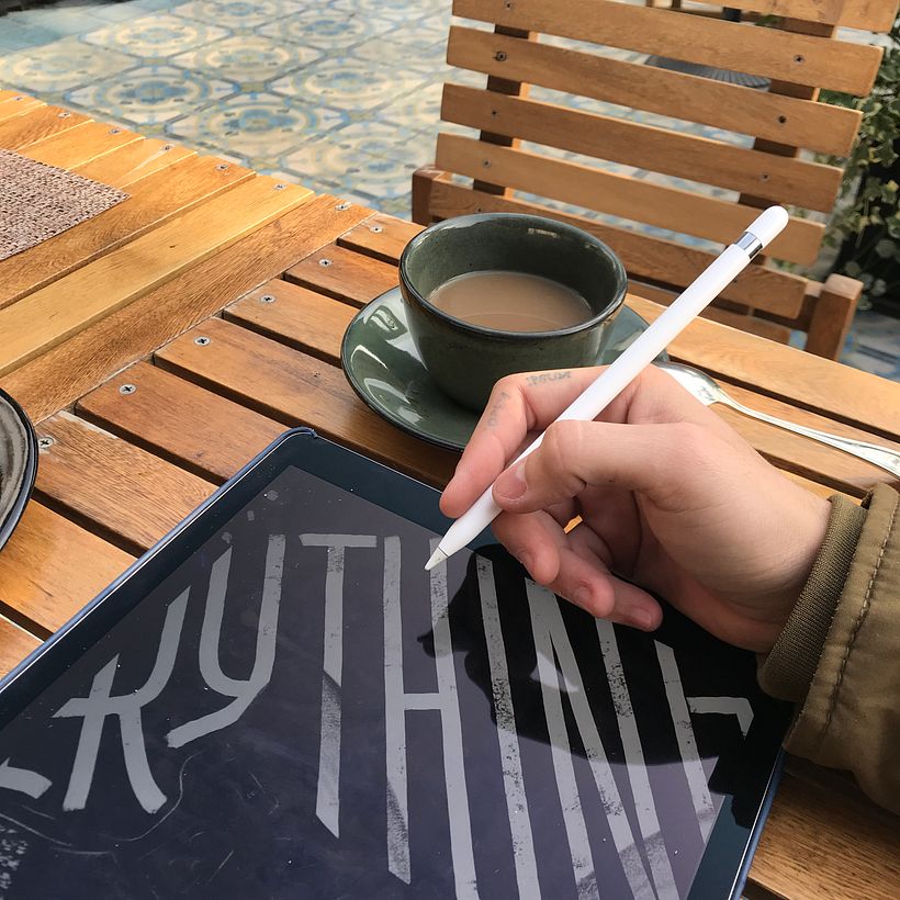 Me encanta diseñar en cafés al aire libre.