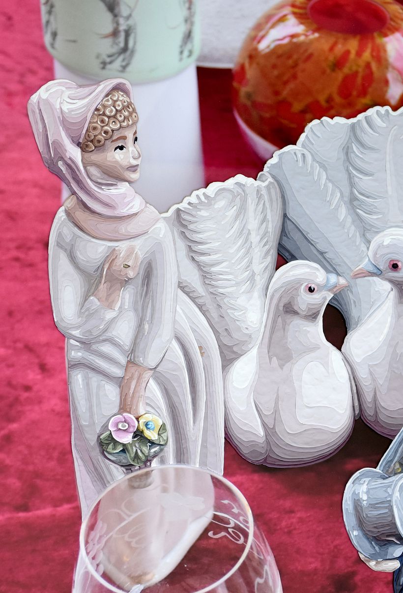 Serie de mujeres en porcelana. Fotografías de mercados de las pulgas, las mujeres de porcelana están reinterpretadas en plasticina. 1