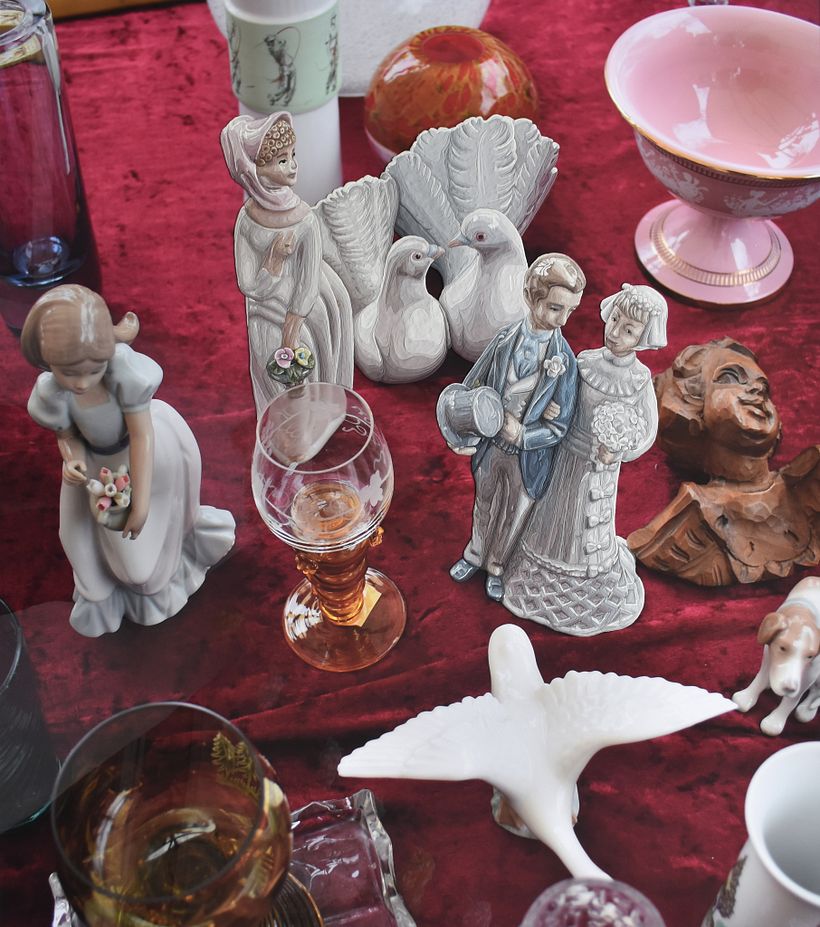 Serie de mujeres en porcelana. Fotografías de mercados de las pulgas, las mujeres de porcelana están reinterpretadas en plasticina. 0