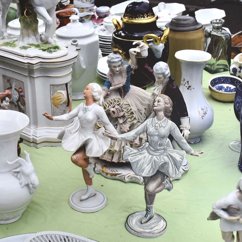 Serie de mujeres en porcelana. Fotografías de mercados de las pulgas, las mujeres de porcelana están reinterpretadas en plasticina. 2