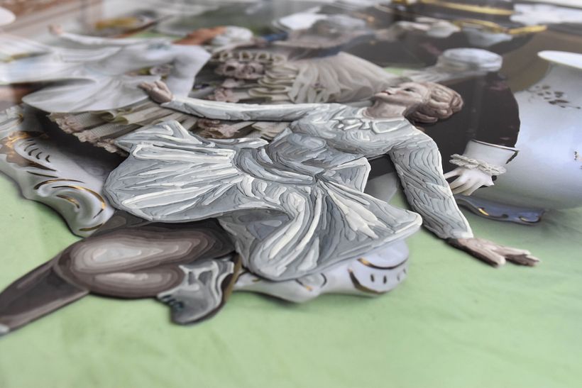Serie de mujeres en porcelana. Fotografías de mercados de las pulgas, las mujeres de porcelana están reinterpretadas en plasticina. 3