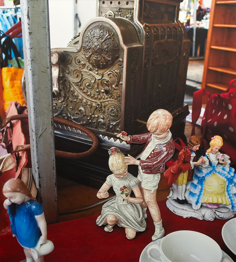 Serie de mujeres en porcelana. Fotografías de mercados de las pulgas, las mujeres de porcelana están reinterpretadas en plasticina. 4